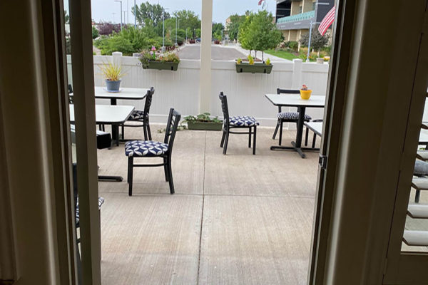 outdoor dining area at landmark assisted living